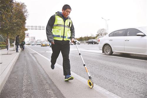 马拉松路线如何测量？ 丈量员骑自行车“跑”全程