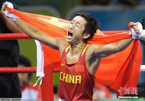 资料图：2008年北京奥运会，邹市明击败蒙古选手普列布道尔吉-塞尔丹巴，获得冠军。
