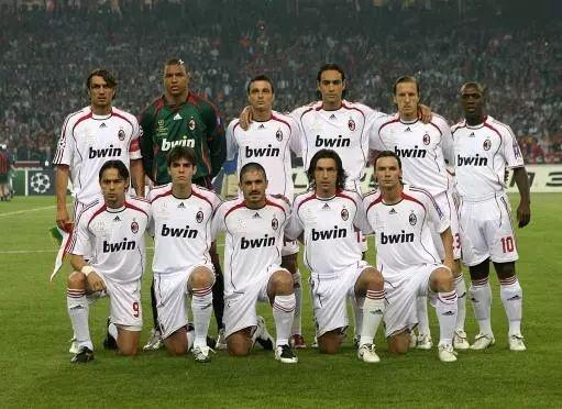 巅峰卡卡=足坛之王!1人打爆曼联 梅西当背景g