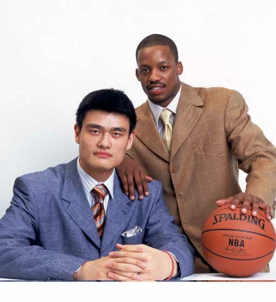 人物 | 姚明在NBA里唯一的大哥!親手帶姚明成長,時隔16年這段兄弟情未曾改變!-黑特籃球-NBA新聞影音圖片分享社區
