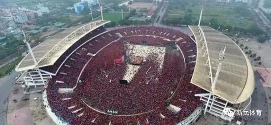 图说：决赛开始之前，数以万计的越南球迷涌入河内美亭国家体育场（网络图）
