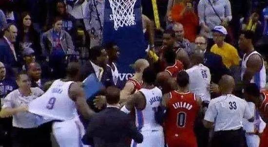 兩天三場大型衝突NBA變角斗場?場上拳擊場下約架,這賽季太火爆了!-黑特籃球-NBA新聞影音圖片分享社區