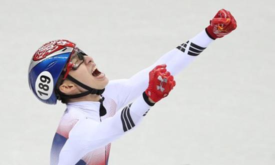 林孝俊在平昌冬奥会短道速滑男子1500米决赛中摘金后欢呼庆祝胜利。