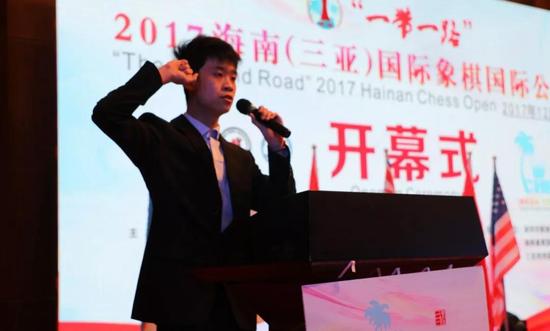 随后,卢尚磊和宋本磊分别代表棋手和裁判进行宣誓。
