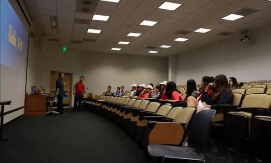 UCLA校运动员部的高级主管为青少年讲述如何申请UCLA