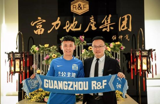 ▲张晨龙与广州富力足球俱乐部总经理章彬完成续约合同。