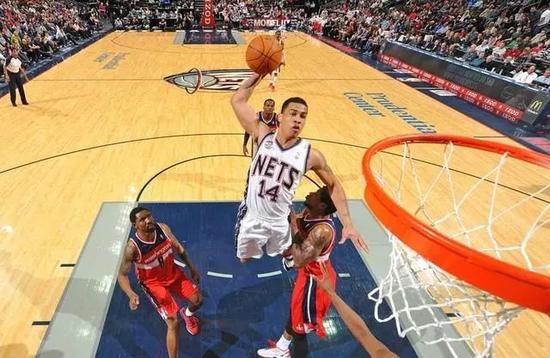 辗转3大洲4个联赛13支球队!如今成火箭新大腿