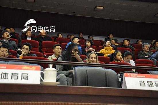 牛总经理还有个神秘嘉宾 她是劳森发小_CBA_