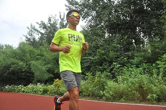 在奥森跑步的白斌。活到100岁,站在跑道上
