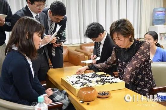 赛后双方余热未消,接受记者的采访