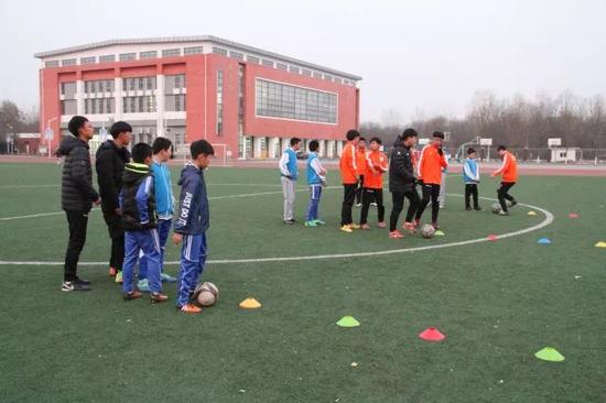 北京八喜进校园助力校足发展 盼更多孩子参与
