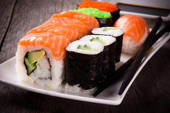 荷兰小飞侠最爱的食物是日本传统美食寿司。