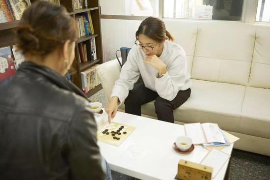 好不容易来了这边,我就认和我同行的摄影师小K下了一盘。