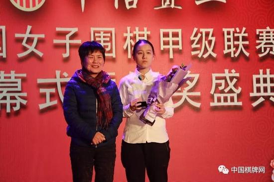 女子围甲新秀奖尹渠,华学明领队颁奖