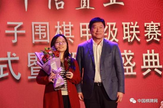 女子围甲进步奖陶然与中信置业控股公司副董事长吕顺合影