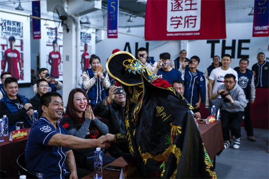 职业健美运动员收入_推陈出“新”,跨越巅“峰”——记WFF职业卡魏新峰