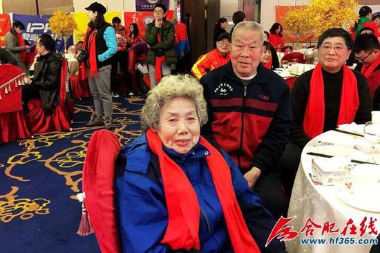 新中国马拉松第一人张亮友(中排)及其夫人尚殿娥(前)