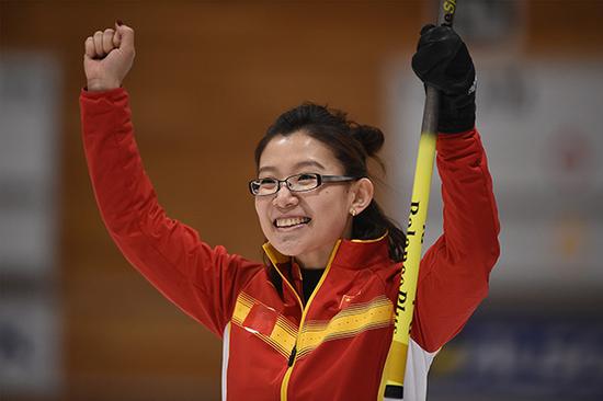 2017亚冬会女子冰壶决赛：中国12-5韩国，夺得亚冬会首枚女子冰壶金牌。