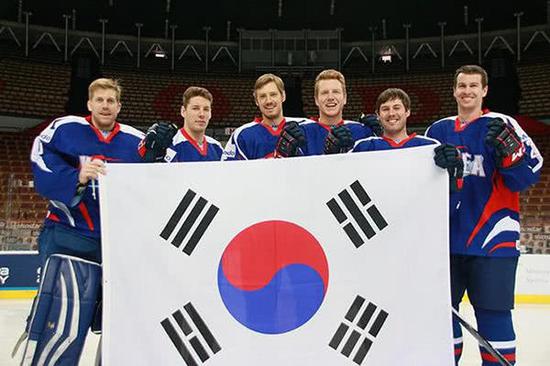 原籍为加拿大、美国的白人冰球运动员入籍韩国，并成为韩国国家队队员。