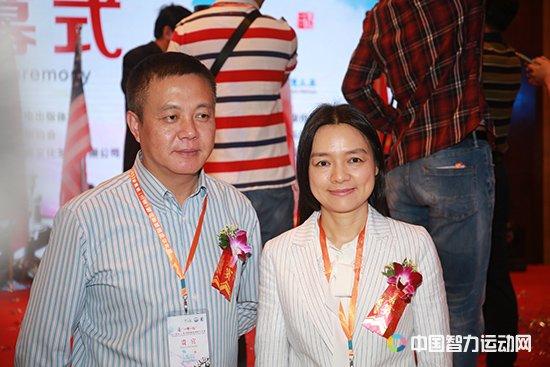 诸宸和棋迷合影