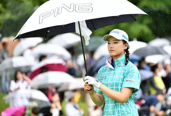 大雨没有阻止观众入场观看女子日巡