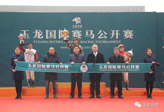 本场比赛颁奖嘉宾：武汉赛马俱乐部执行总经理 胡俊