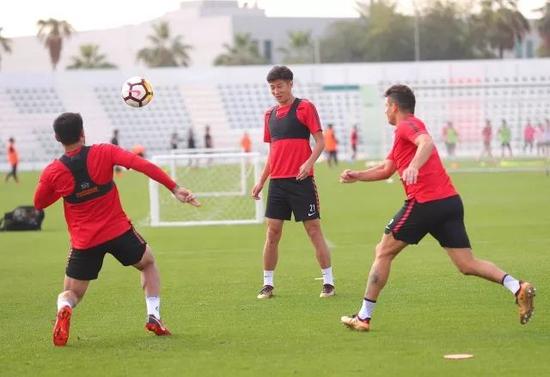 上港约战劲旅及时查漏补缺 胡靖航已归队合练