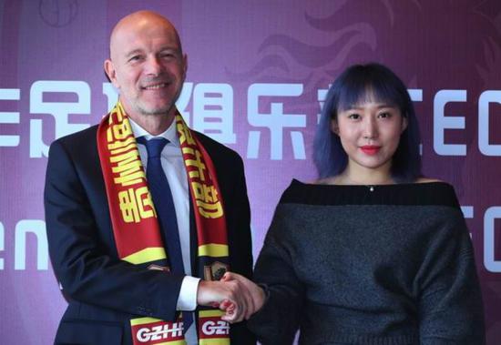 外籍CEO助力贵州恒丰，文筱婷的足球梦想正逐渐实现。