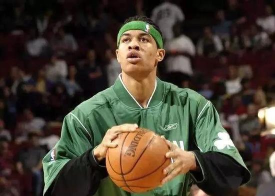 辗转3大洲4个联赛13支球队!如今成火箭新大腿