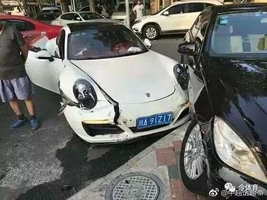 事故现场以及张修维在派出所接受调查的照片也随即在网上曝光。