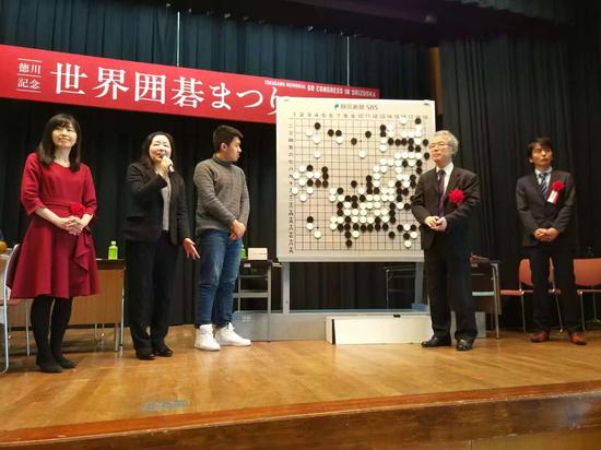 最终静冈的棋士高梨圣健执白中盘获胜，2位对局者上台发表局后感想