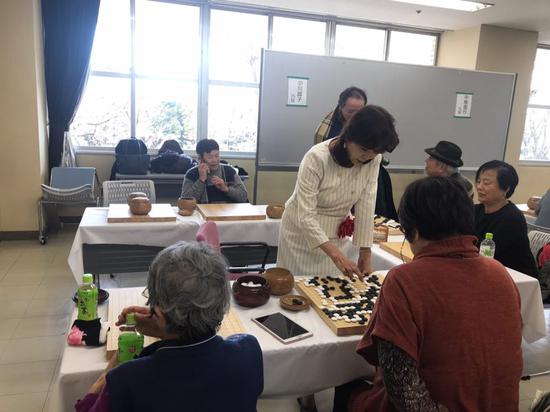 小川成子老师在下指导棋