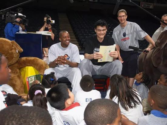 人物 | 姚明在NBA里唯一的大哥!親手帶姚明成長,時隔16年這段兄弟情未曾改變!-黑特籃球-NBA新聞影音圖片分享社區