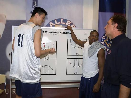 人物 | 姚明在NBA里唯一的大哥!親手帶姚明成長,時隔16年這段兄弟情未曾改變!-黑特籃球-NBA新聞影音圖片分享社區