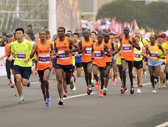 众多非洲选手来中国参加马拉松“捞金”。