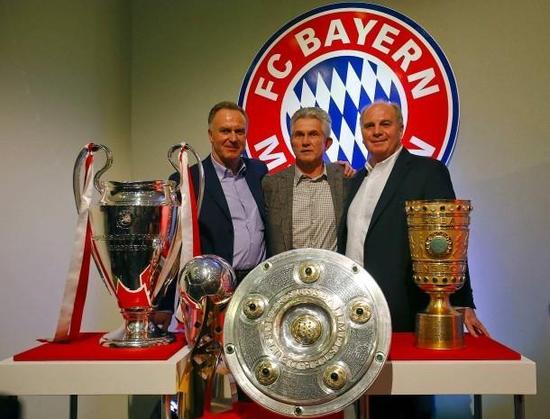 2013年拜仁获得三冠王，海因克斯、鲁梅尼格、赫内斯三人与奖杯合影