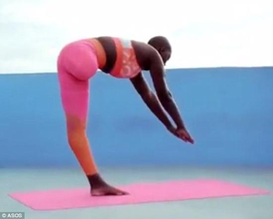 活出不一样的人生! 截肢女模特挑战高难度瑜伽