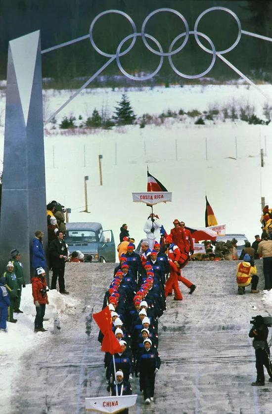 1980年第13届美国普莱西德湖冬奥会,中国奥运代表团入场。