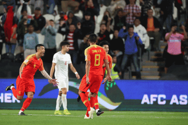 ↑ 中国队球员武磊在比赛中与队友庆祝进球。新华社记者曹灿摄
