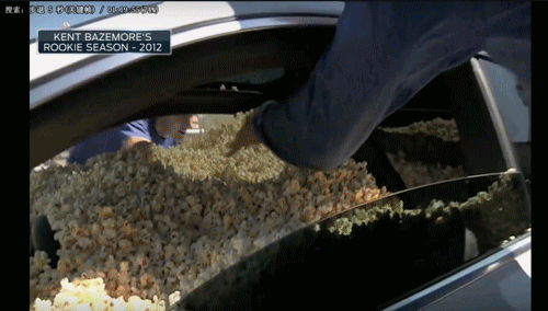 贝兹莫尔车里被塞满爆米花。