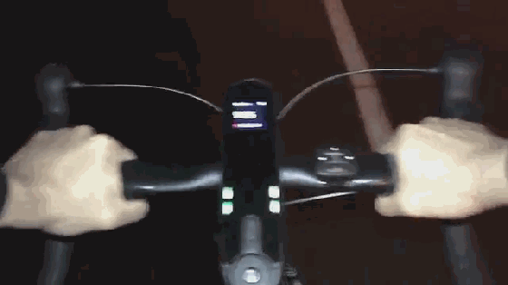 通过蓝牙设备可与Speednite App连接,实现GPS定位和自行车训练报告等功能