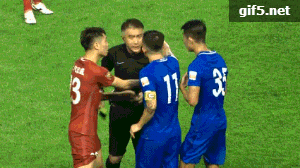 图说:富力队员被红牌罚下。