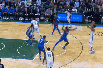 字母哥血帽安东尼 然后下一回合让全场炸了!