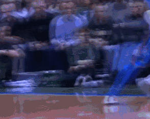 你就知道现在的他有多禽兽!看这差点撞到篮框的高度,直接暴起劈扣!