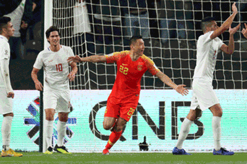 ↑ 中国队球员于大宝在比赛中与队友庆祝进球。新华社记者曹灿摄