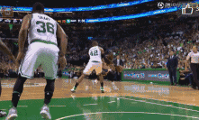 伸手拉起对手 对于比赛詹姆斯更在意球员安全