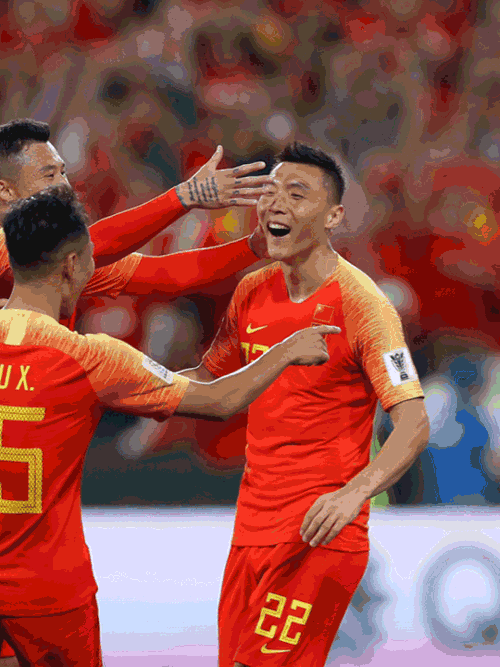 ↑ 中国队球员于大宝在比赛中与队友庆祝进球。新华社记者丁旭摄