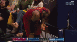 伸手拉起对手 对于比赛詹姆斯更在意球员安全