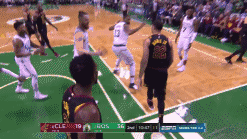 伸手拉起对手 对于比赛詹姆斯更在意球员安全