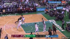 伸手拉起对手 对于比赛詹姆斯更在意球员安全